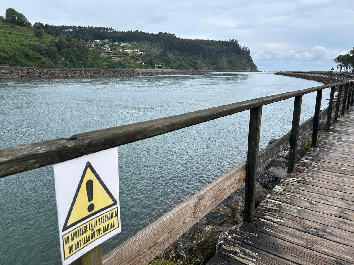 El PP denuncia el abandono de la senda del parque playa de Rodiles, en imágenes