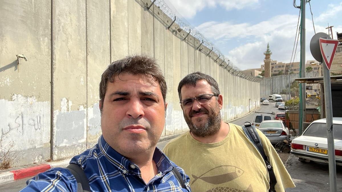 Ferrà y Vidal en el muro que encierra la zona de Palestina de Israel.