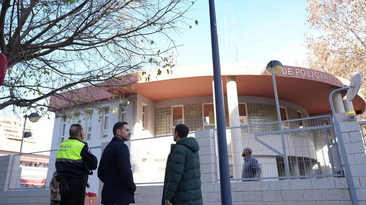 L'alcalde de Mislata, Carlos F. Bielsa, comprova el sistema d'altaveus.