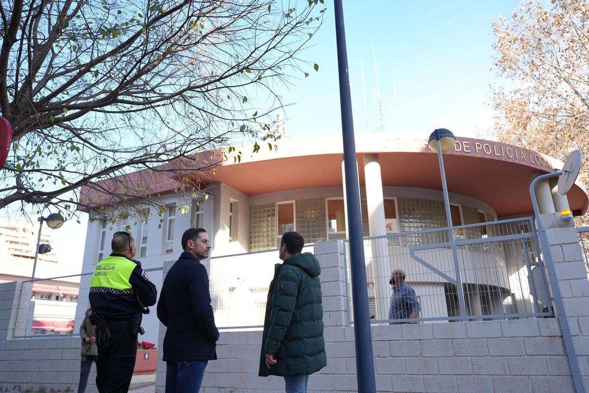 El alcalde de Mislata, Carlos F. Bielsa, comprueba el sistema de altavoces.