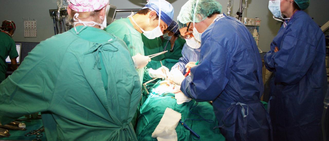 Un paciente es operado en un quirófano