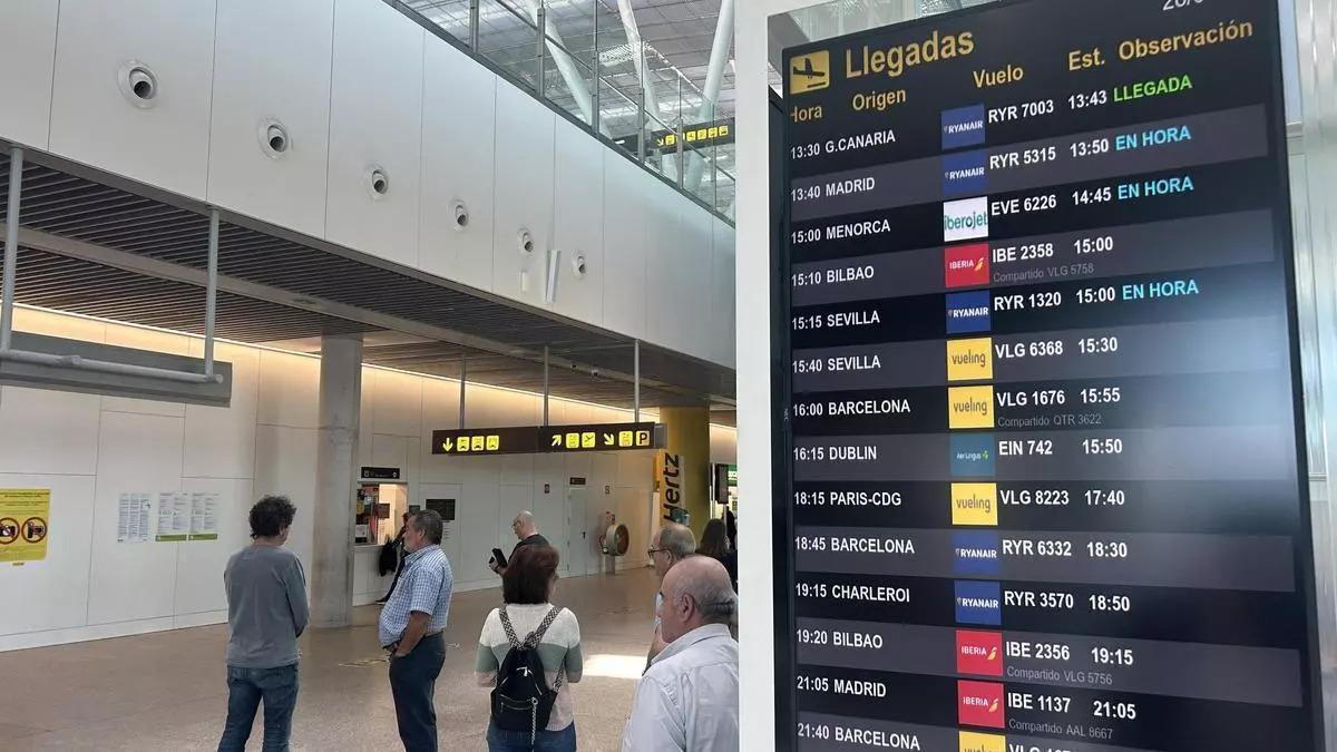 Una de las pantallas que anuncia los vuelos en el aeropuerto de Lavacolla, en Santiago