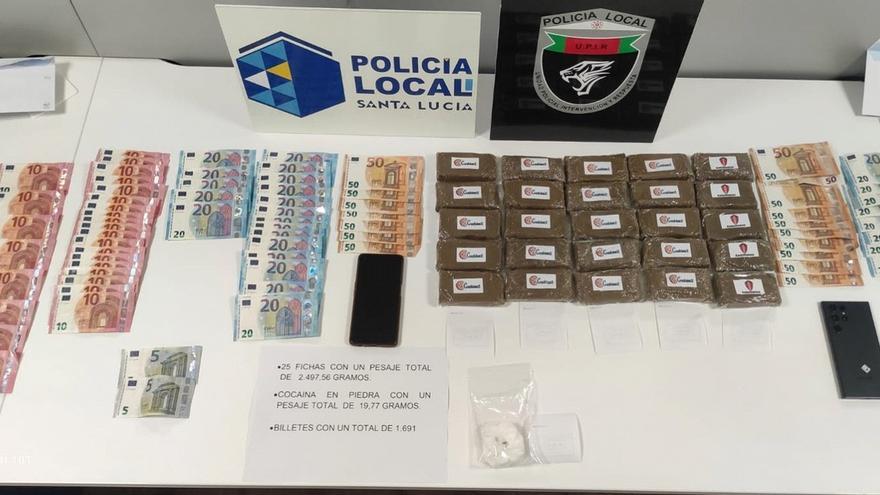 Dos fugitivos y tres narcos, detenidos por ruidos en una vivienda y al saltarse un stop en Gran Canaria