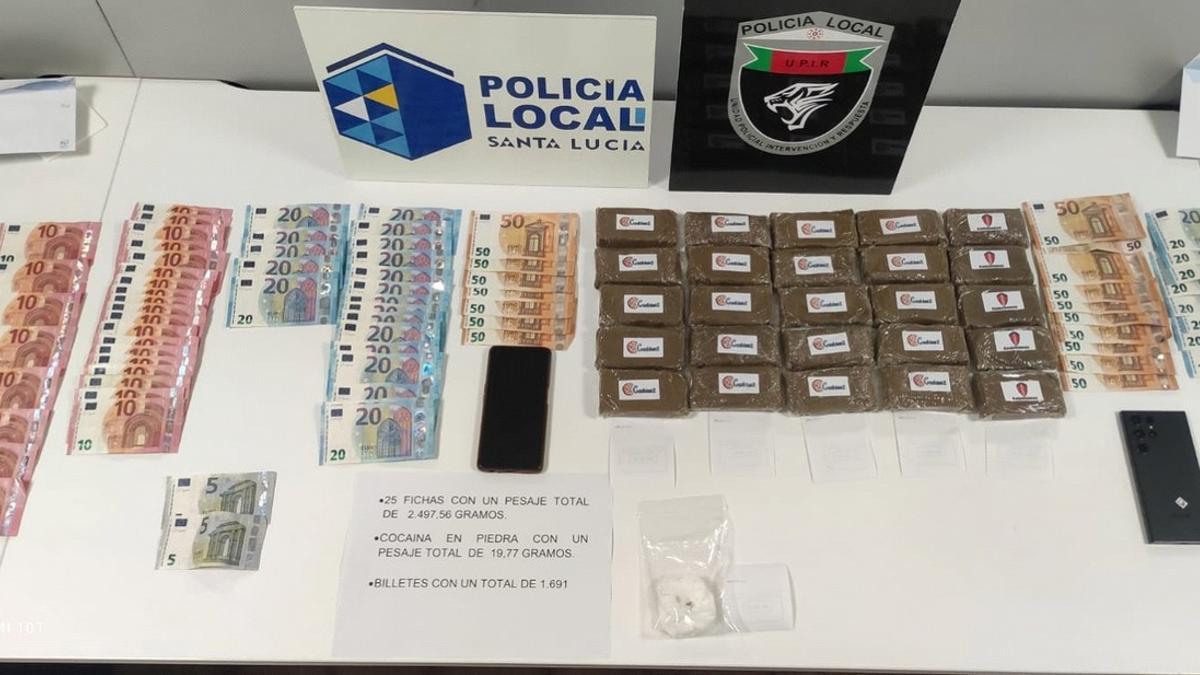 Imagen de la incautación de objetos y droga tras la detención de tres jóvenes en Santa Lucía de Tirajana (Gran Canaria).