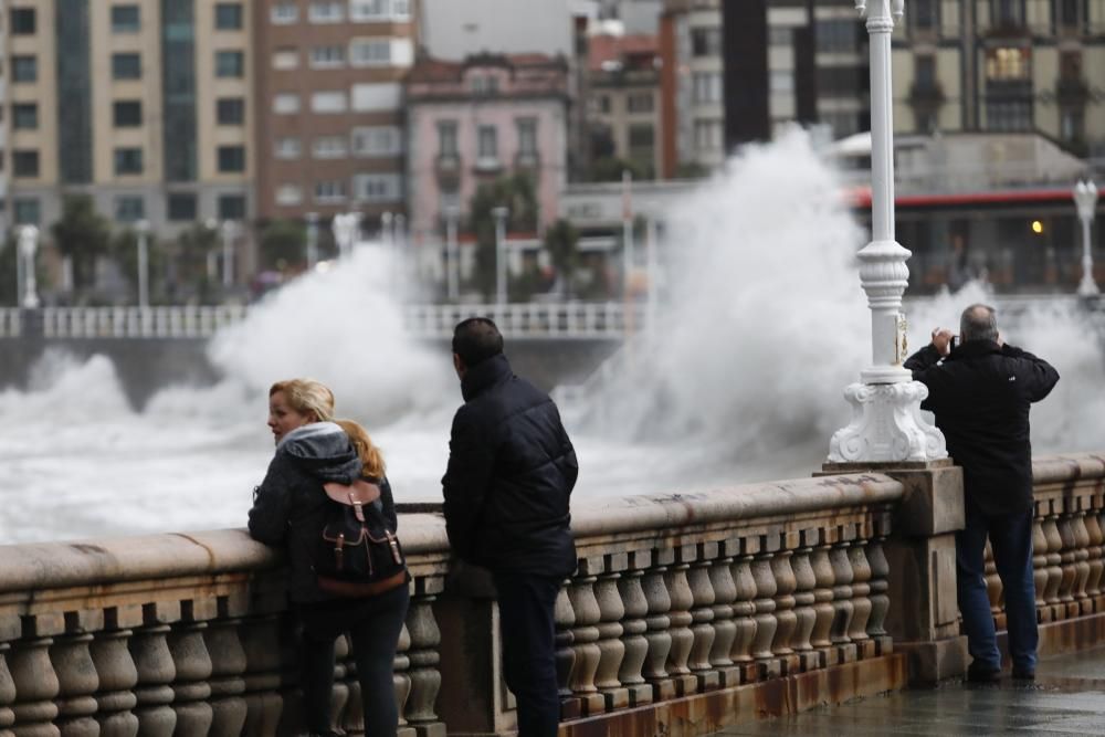 Oleaje en San Lorenzo, Gijón