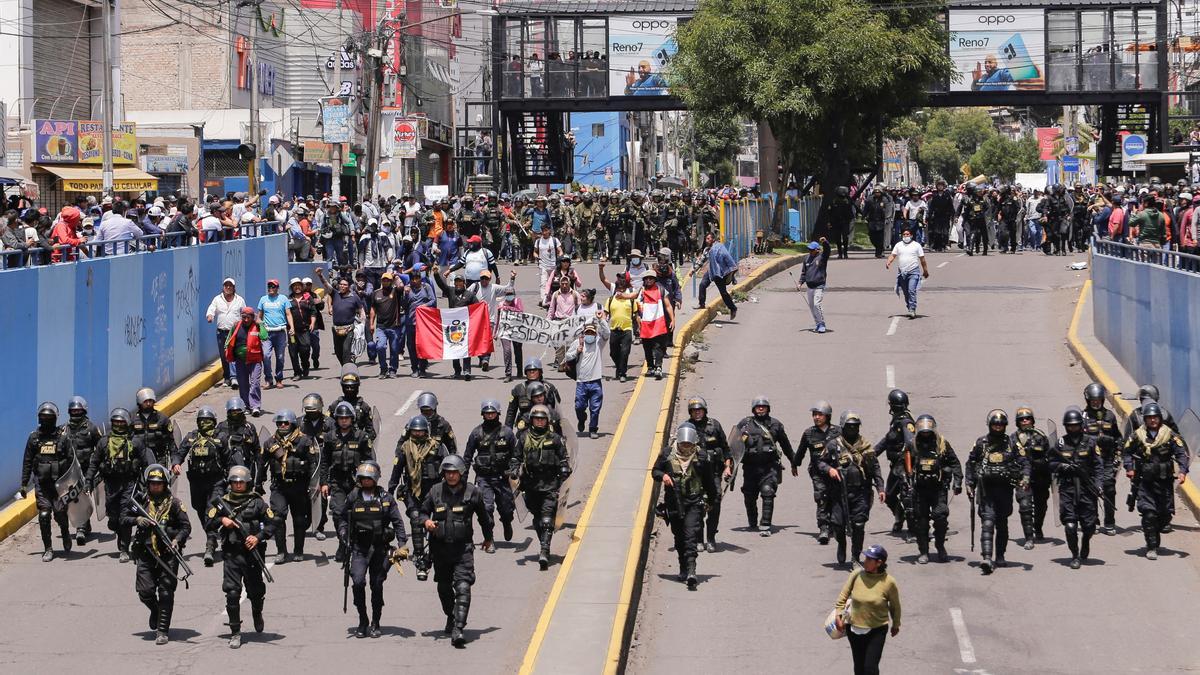 Policías peruanos y manifestantes en Arequipa.