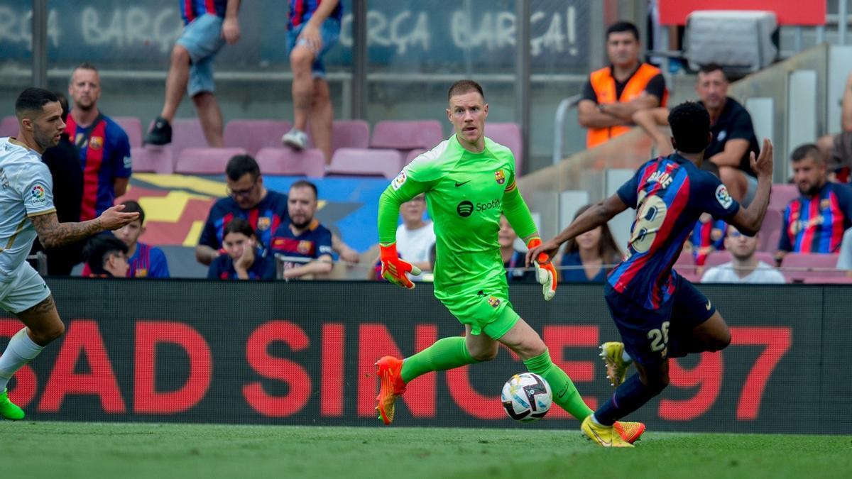 Ter Stegen controla el balón en presencia de Balde en el Barça-Elche del Camp Nou.