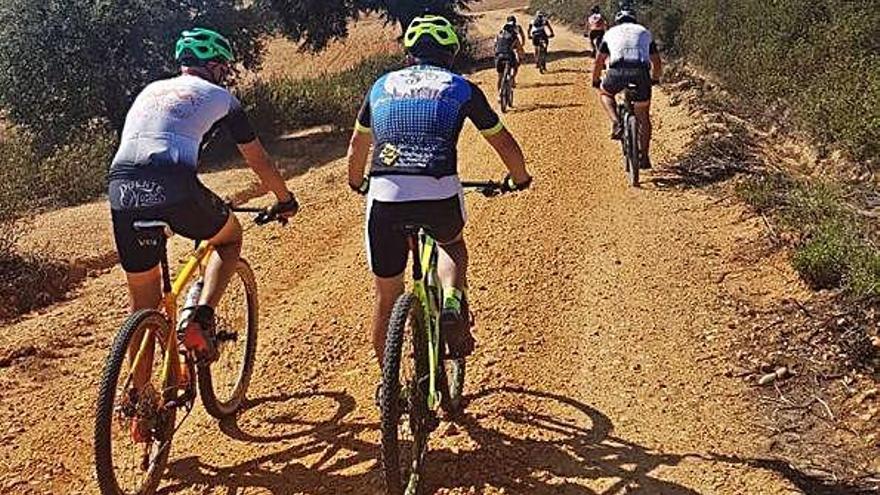 Miembros del BTT Puente Mózar en un camino de la comarca. A. G.