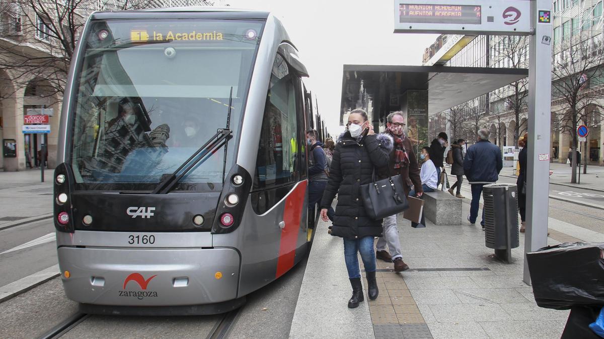 Usuarios en la parada del tranvía de la plaza España.