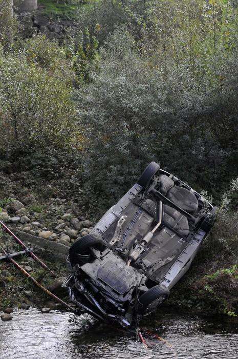 Caída de un coche desde el puente de La Chalana