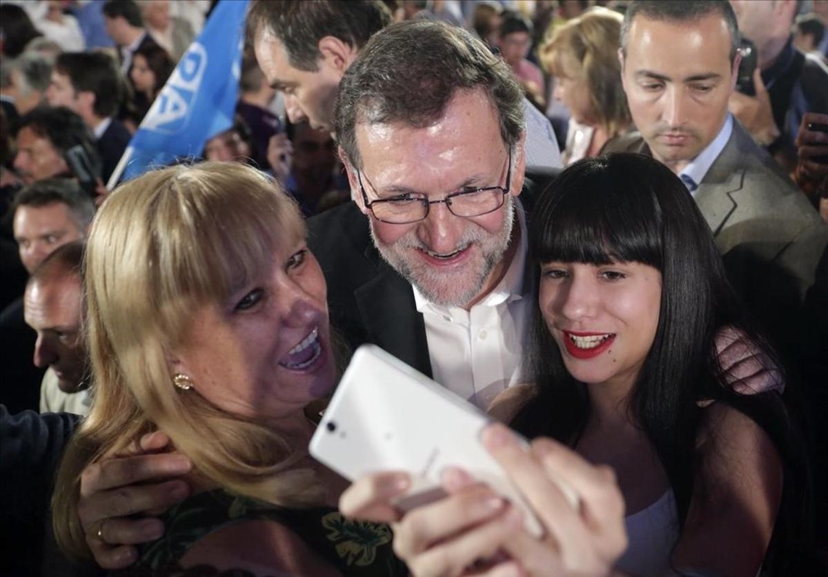Mariano Rajoy se fotografía con unas simpatizantes tras el mitin que ofreció en Zaragoza.