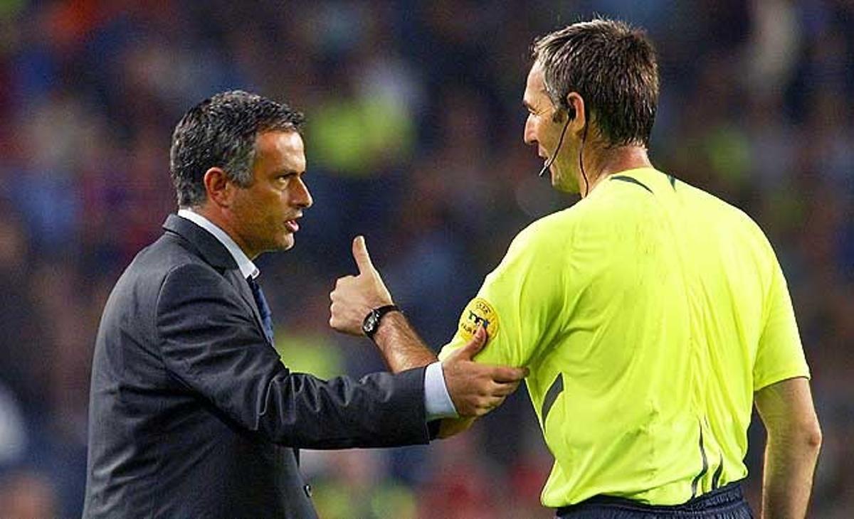 Polèmic. Mourinho conversa amb l’àrbitre Stefano Farina en un partit disputat entre el Barça i el Chelsea al Camp Nou, el 31 d’octubre del 2006.