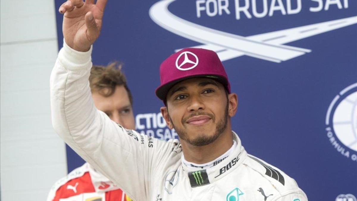 Lewis Hamilton saluda al público tras lograr la 'pole' en Canadá
