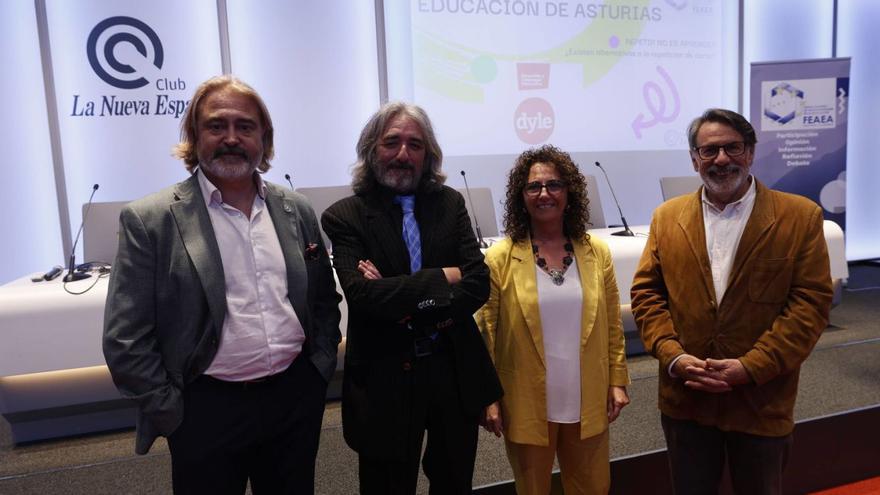 Por la izquierda, Juan Carlos Sampedro, Rubén Fernández, Dolores Pevida y Arturo Pérez Collera, ayer, en el Club LA NUEVA ESPAÑA. | LUISMA MURIAS