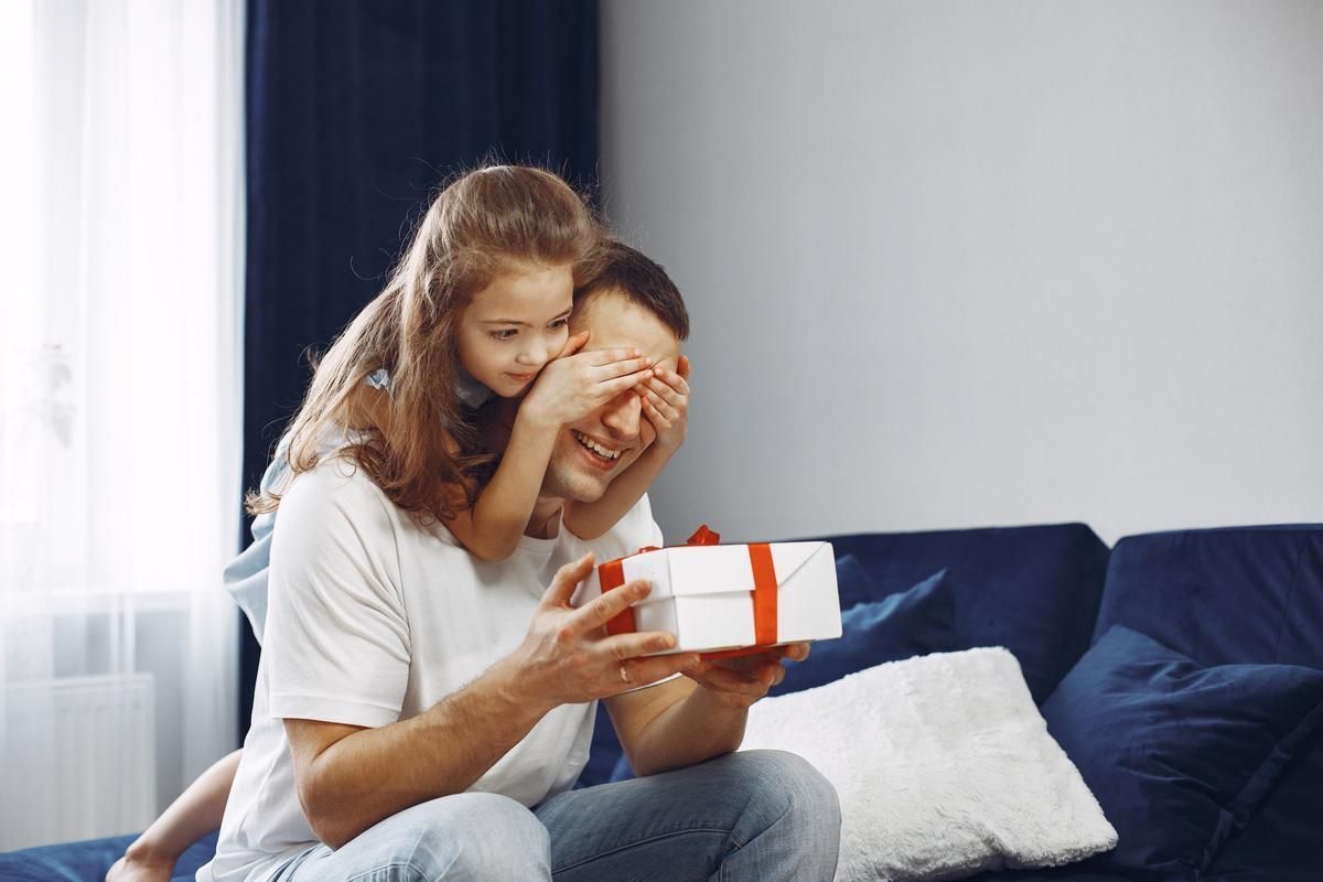 Una hija da un regalo a su padre.