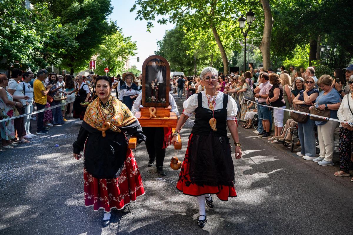 Fotogalería | Las imágenes de Jato: el desfile de los festejos de la provincia de Cáceres llena Cánovas con su colorido flolclórico