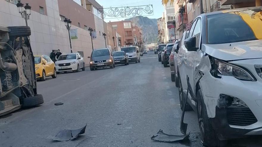 Vuelca un coche en Archena tras estrellarse con un vehículo estacionado