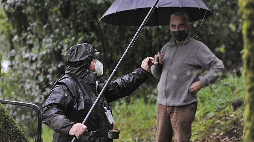 La lluvia acompañó durante toda la jornada de pesca. |   // BERNABÉ/JAVIER LALÍN