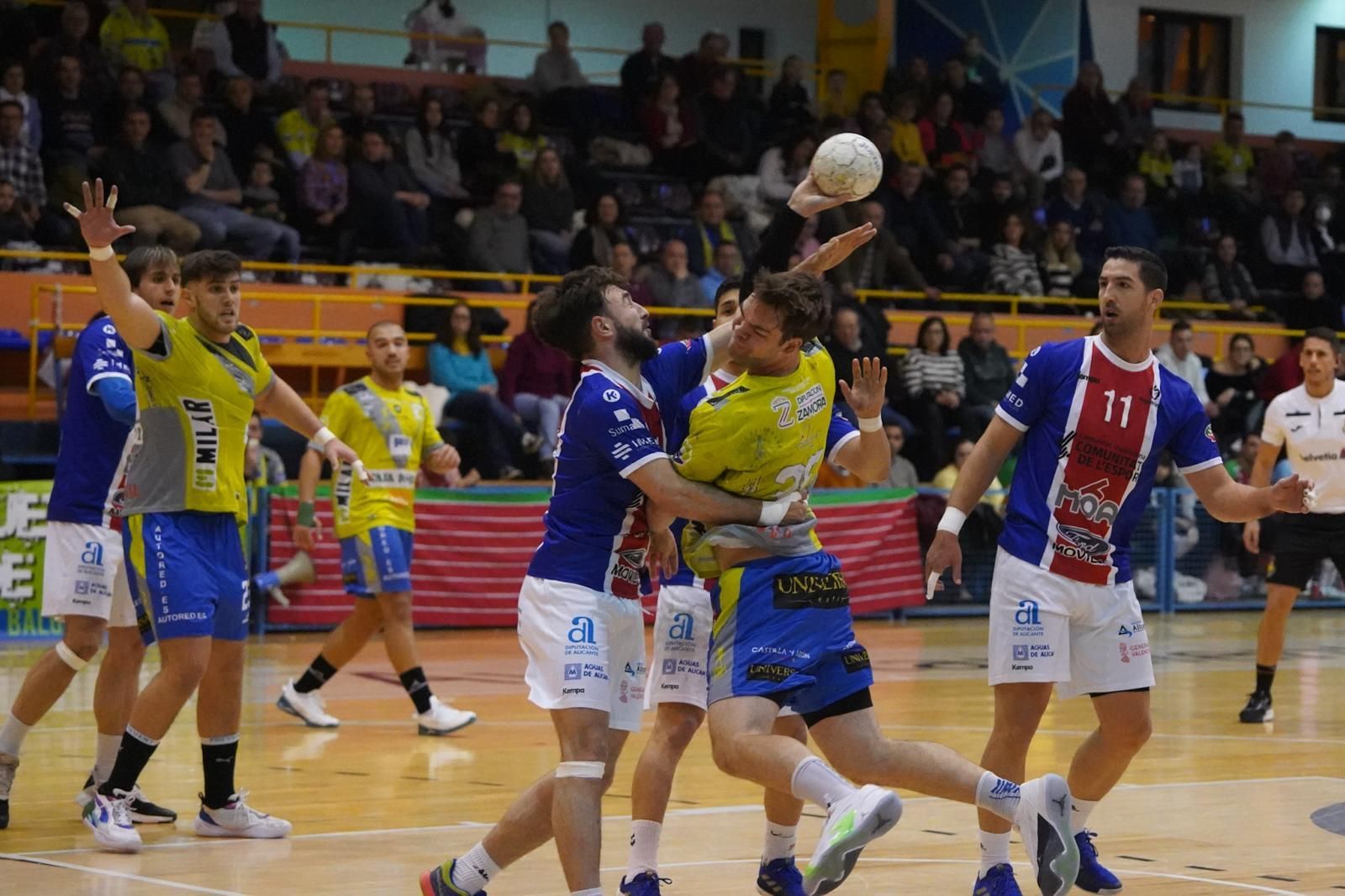 GALERÍAI | Las mejores imágenes del encuentro entre el Balonmano Zamora y el CD Agustinos