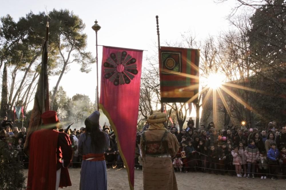 El campament reial de Girona s'omple de famílies que donen la benvinguda als reis d'Orient