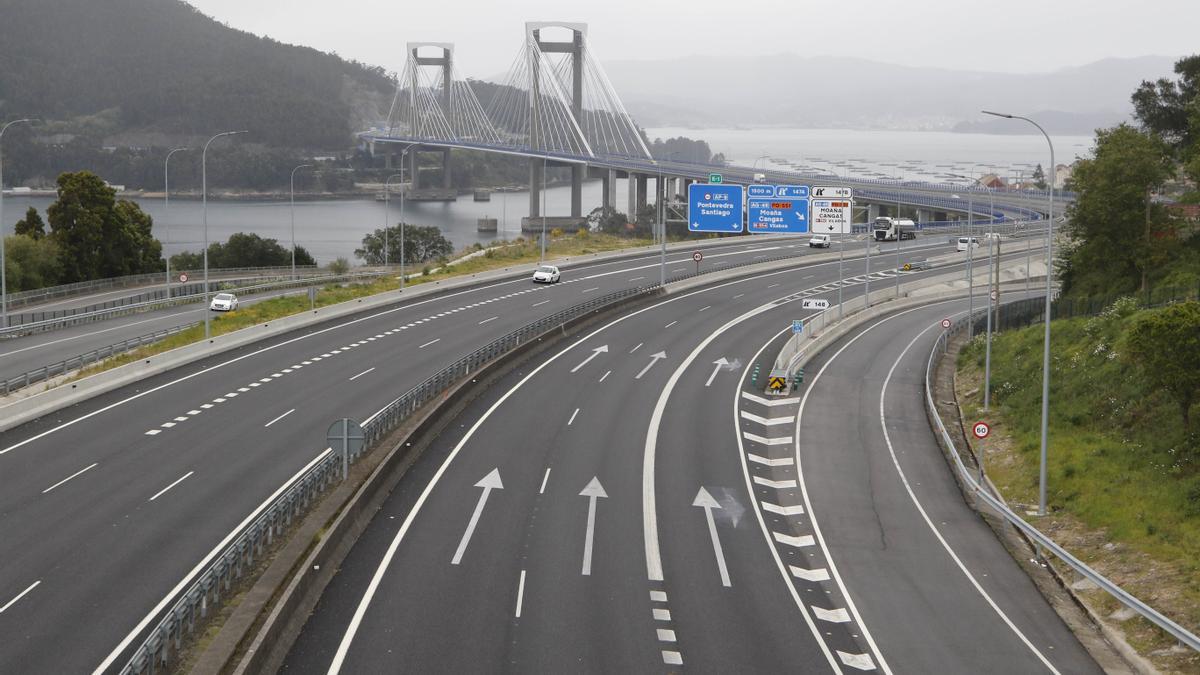 Ap-9 con el puente de Rande de fondo.