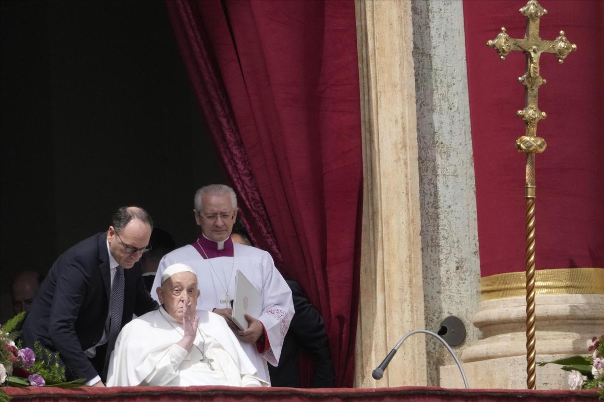El papa imparte la bendición Urbi et Orbi en San Pedro