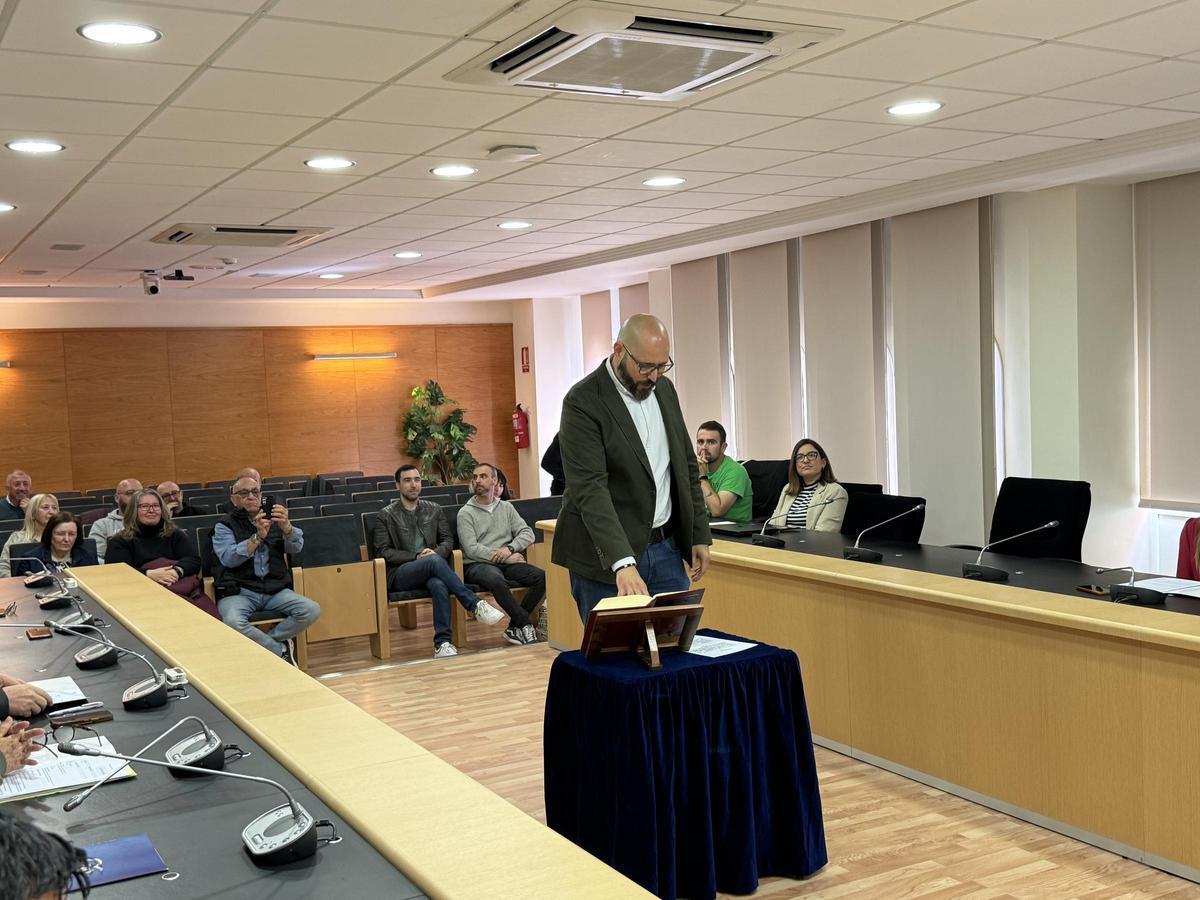 Vicente Ripoll, jurando su cargo como nuevo concejal de La Nucía