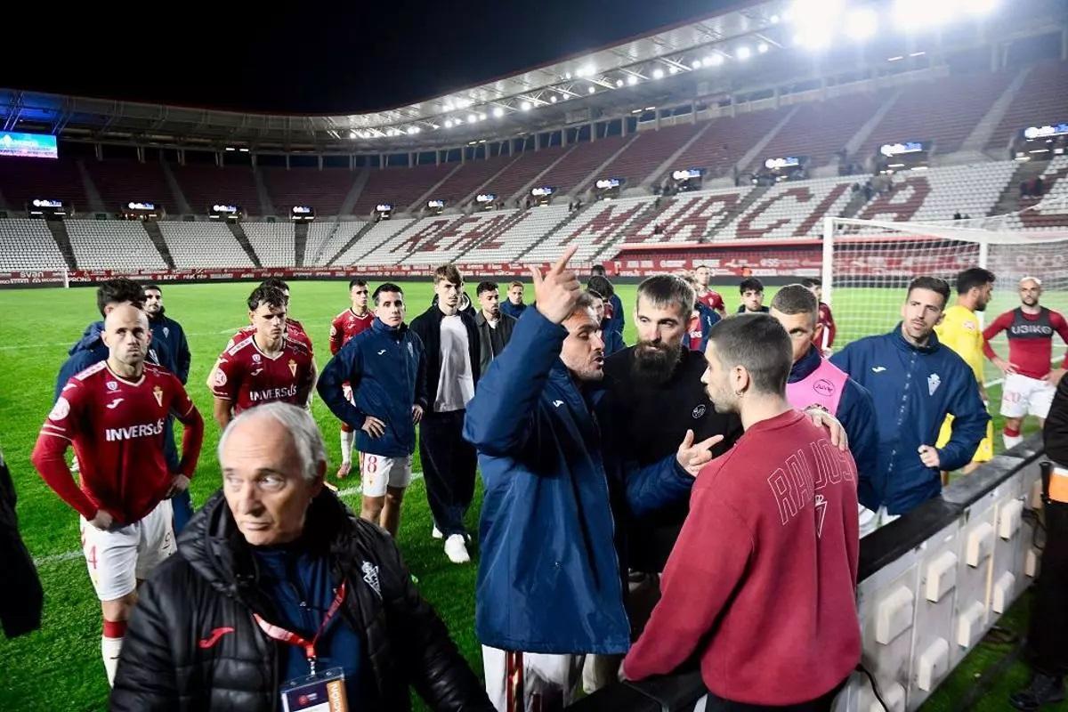 Pedro León dialoga con un aficionado de los Raijos Granas, descontentos tras el empate en casa ante el Marbella.