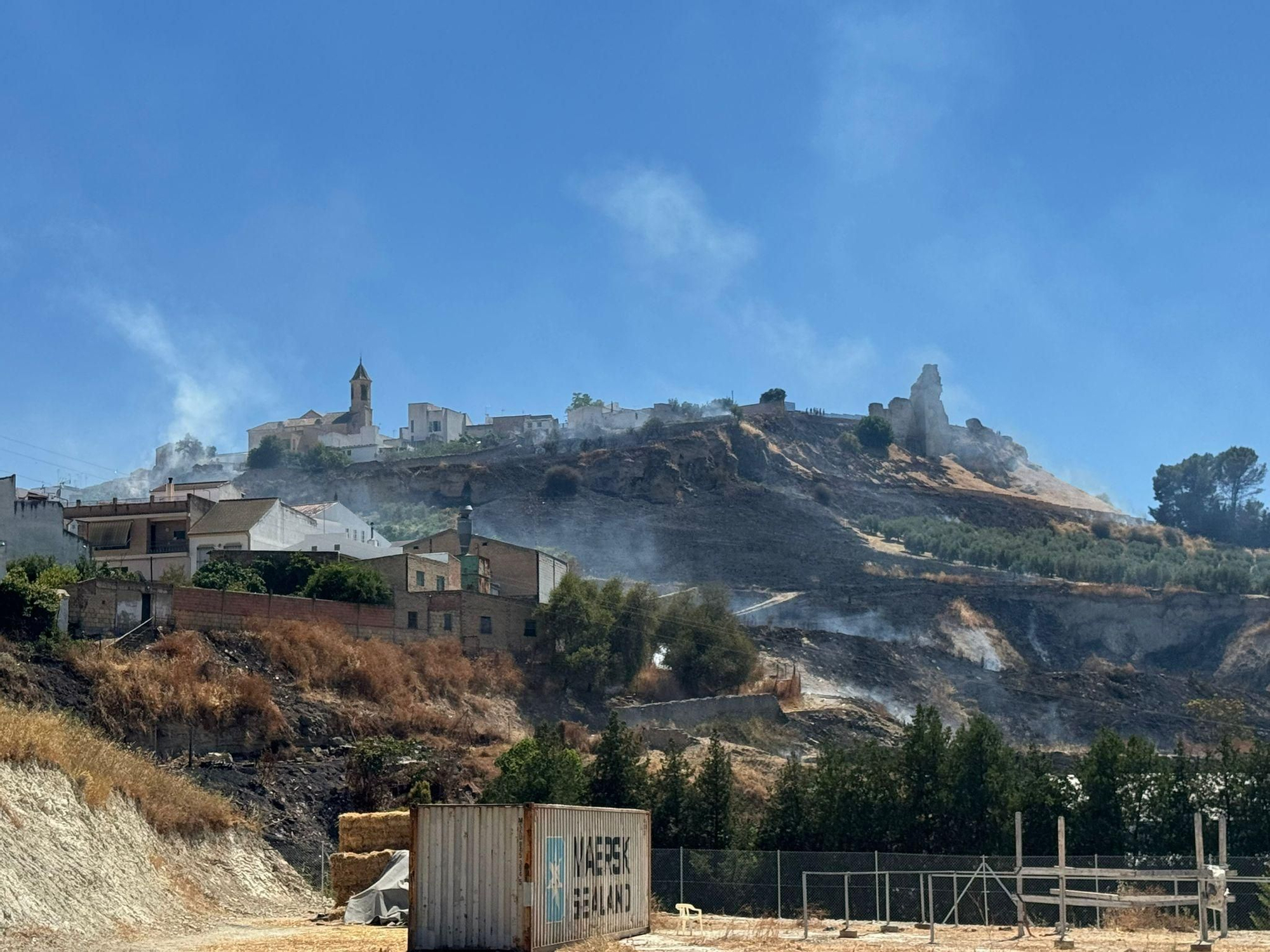 Incendio de pastos en la carretera de la estación de Aguilar de la Frontera