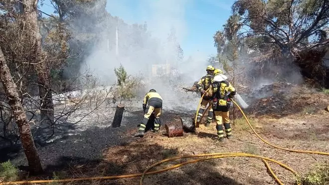 Amplio dispositivo para extinguir un incendio en Sant Josep