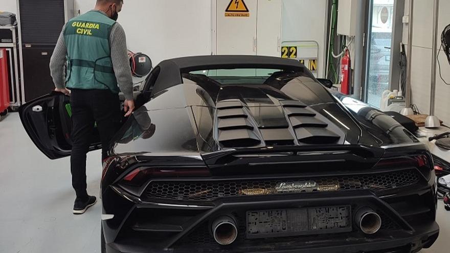 La Guardia Civil con el Lamborghini recuperado.