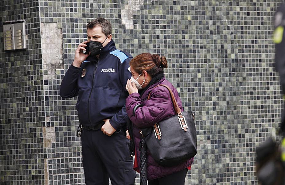 La cuidadora, Blanca Benalcázar, ayer, junto a un policía local . 