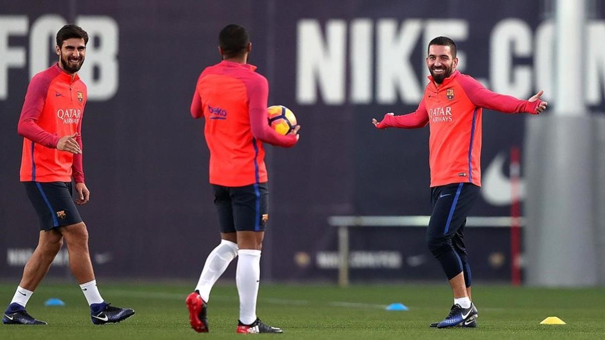 Arda Turan bromea con André Gomes y Rafinha en el entrenamiento de este viernes en Sant Joan Despí.