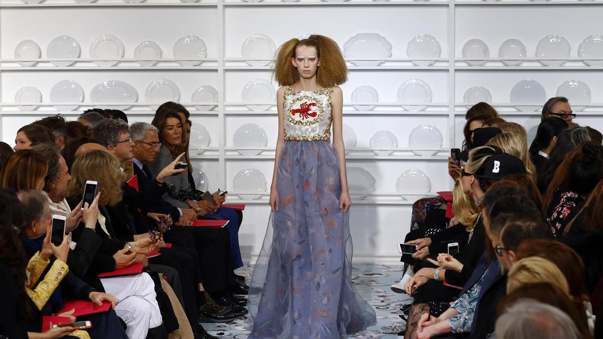 Schiaparelli Alta Costura Primavera-Verano 2016: vestido en dos piezas con detalle de langosta