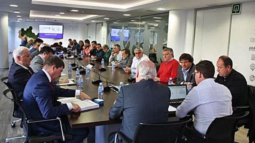 Un moment de la reunió entre els clubs i la Federació Catalana.