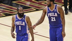 El centro de los Philadelphia 76ers, Joel Embiid, de Camerún (d), en una imagen de archivo, junto a su compañero Harden. 