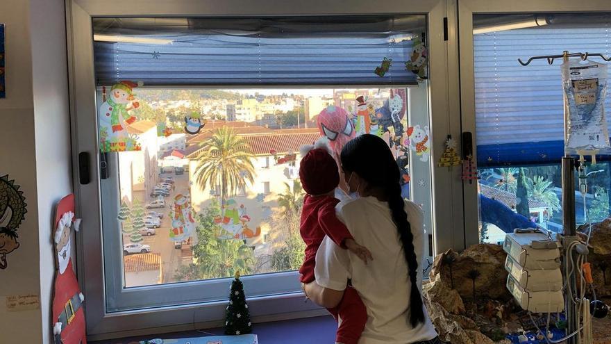 Spiderman sorprende a los niños ingresados en un hospital de Málaga