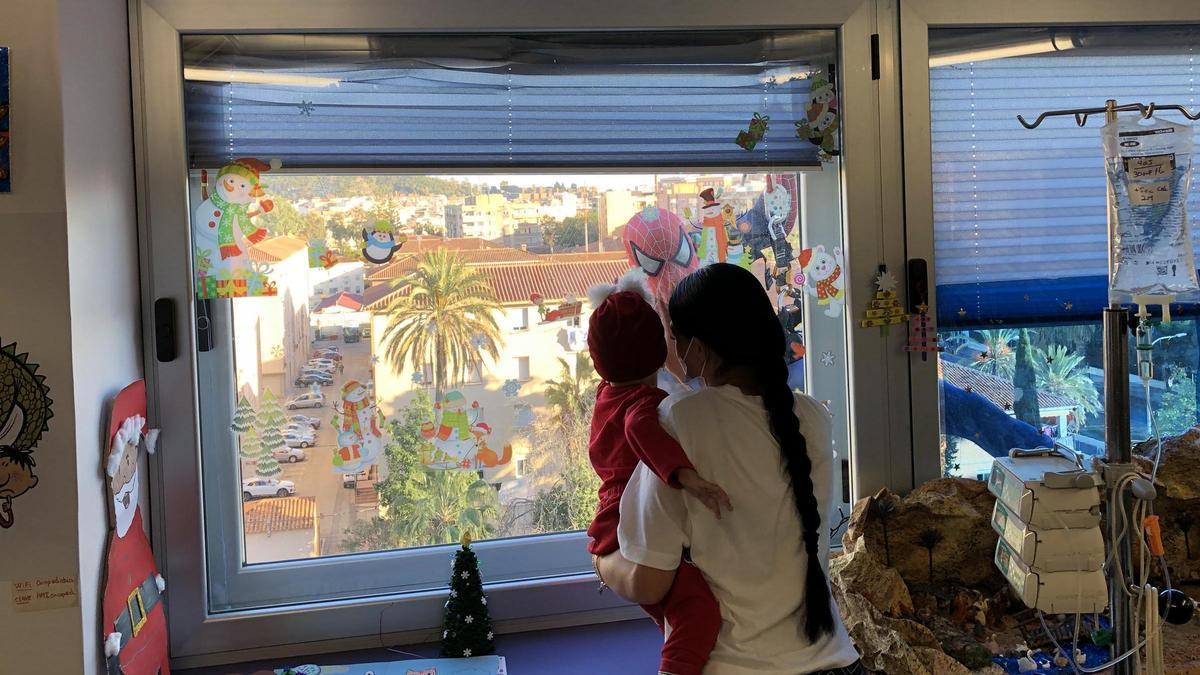 Spiderman saluda a una niña de la unidad de oncología del Hospital Materno de Málaga.