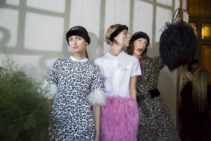 Plumas en el backstage de Simonetta Ravizza