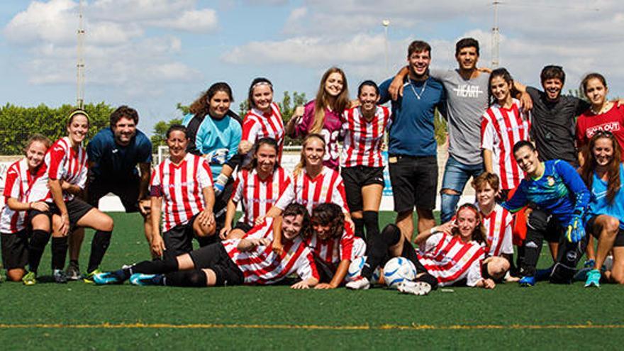 La plantilla, con el cuerpo técnico, posa sonriente.