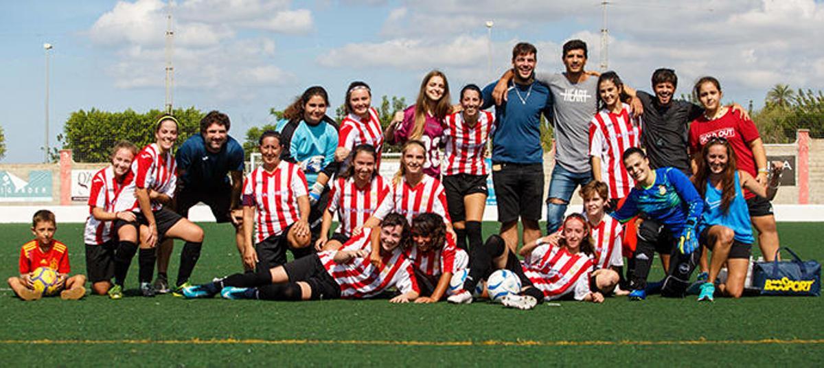 La plantilla, con el cuerpo técnico, posa sonriente.