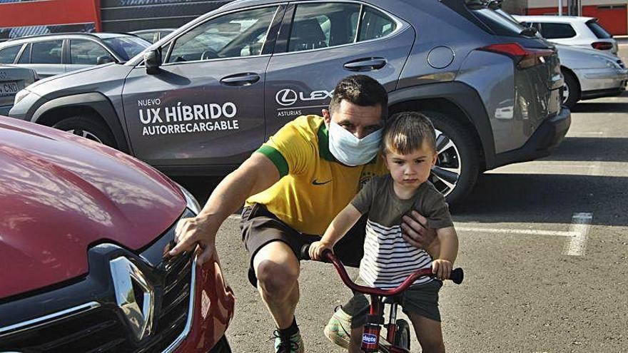 Gustavo y Pablo Mendoza señalando el logo de Renault delante del museo de Fernando Alonso, en Llanera.