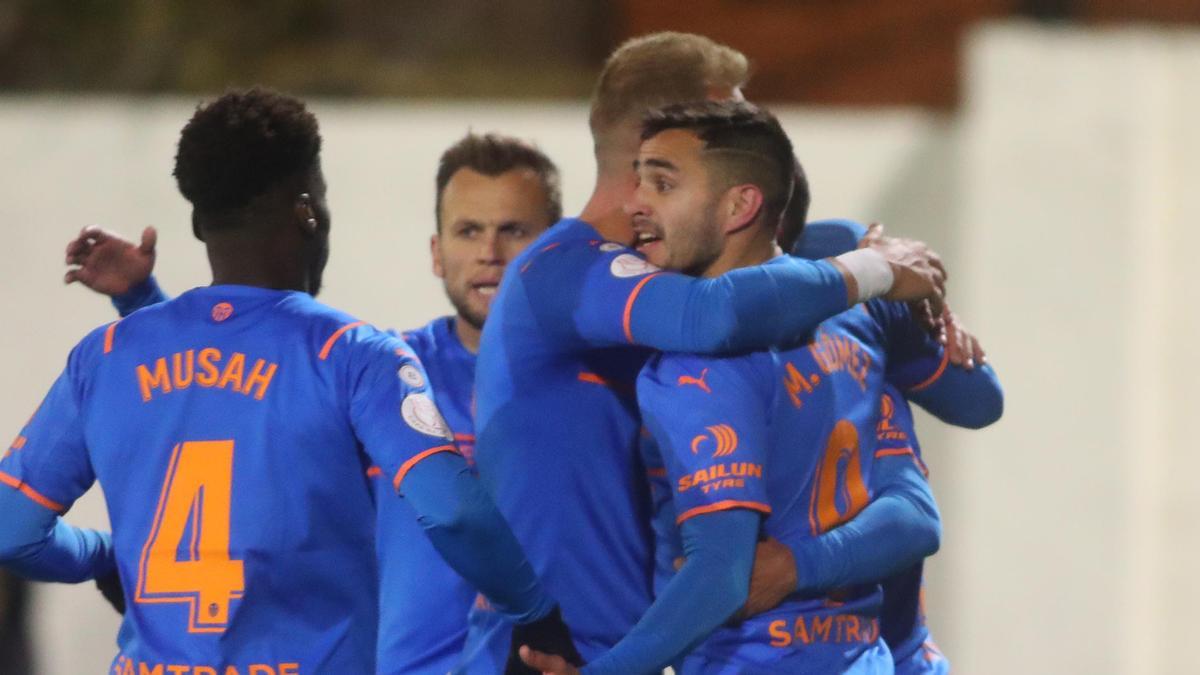 El Valencia celebra un gol frente al Utrillas