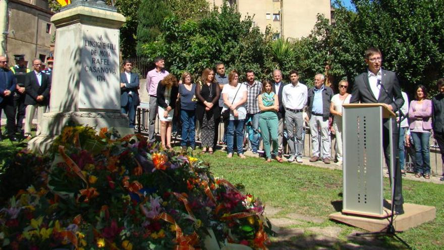 El conseller Carles Mundó ha presidit l&#039;ofrena floral al monument de Casanova