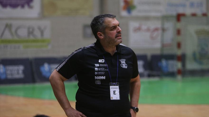 Luis Montes en un encuentro de esta temporada en el pabellón Pablo Herbello.