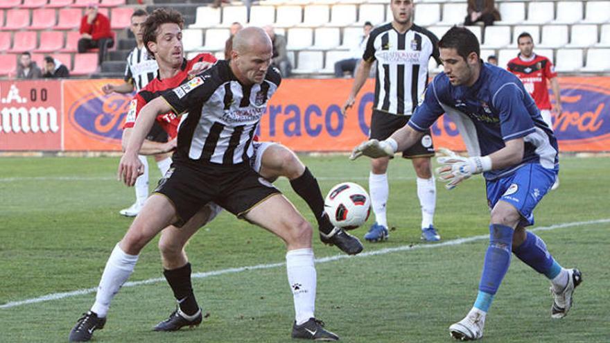 El Nàstic s&#039;allunya del descens i frena la progressió del Cartagena.