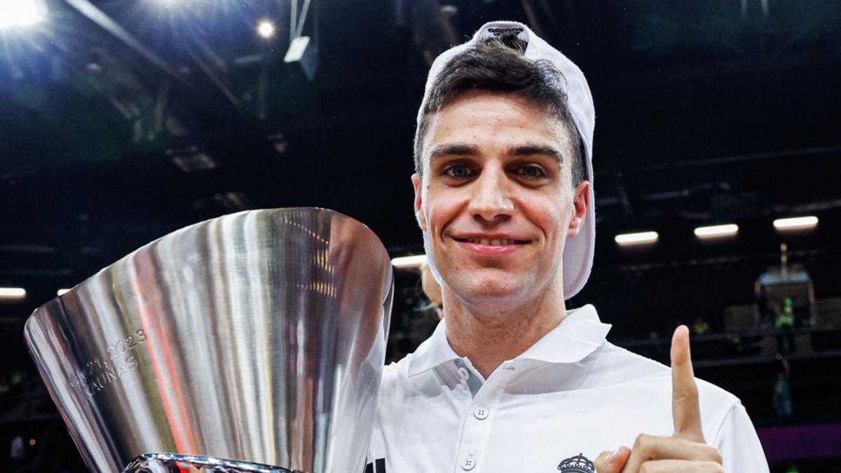 Celebración 8 Carlos Alocén, con la Euroliga conquistada recientemente por el Real Madrid. | TWITTER CARLOS ALOCÉN