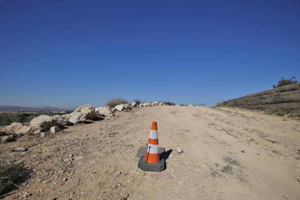 Algunas zonas de la explanada han sido señalizadas para evitar accidentes de los camiones de transporte