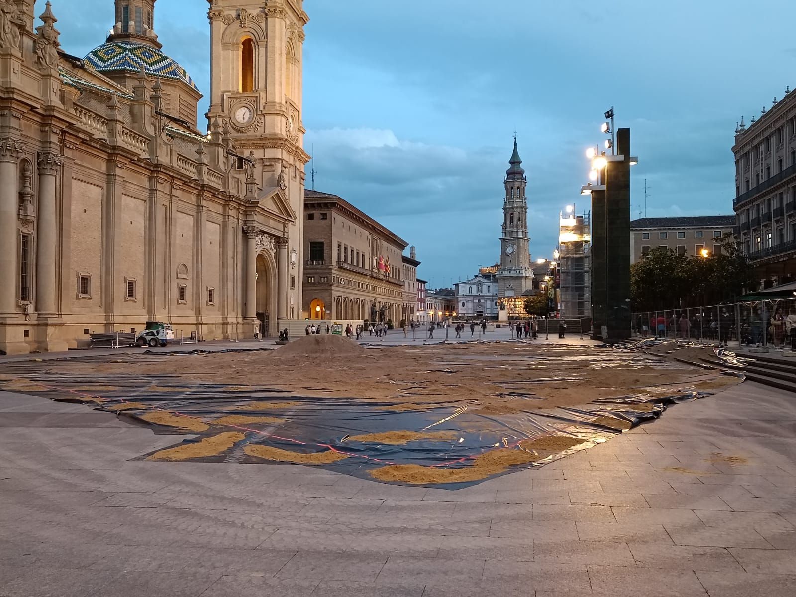 Arranca el montaje del Belén gigante de la plaza del Pilar