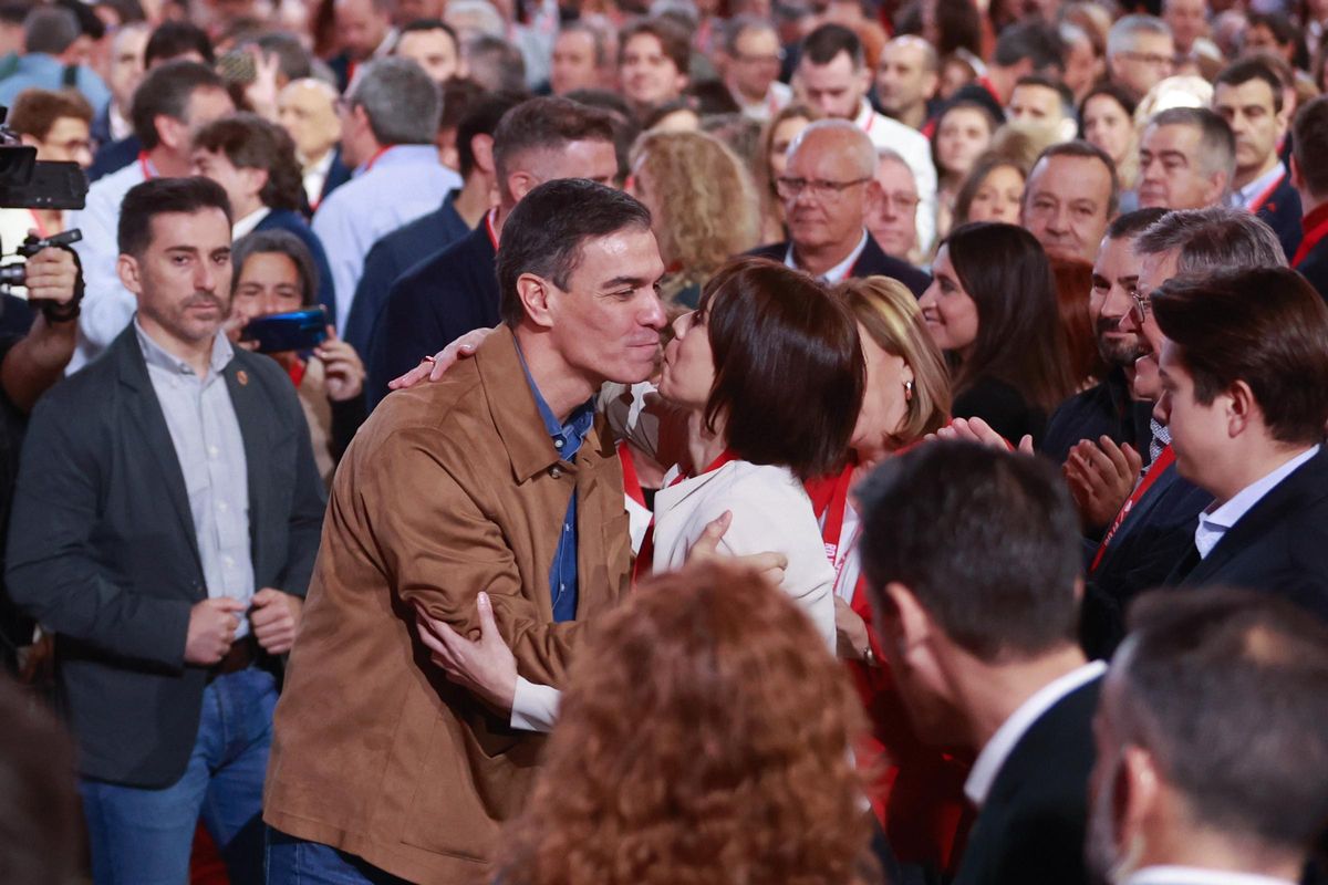 Pedro Sánchez y Diana Morant se saludan en el congreso del PSPV.